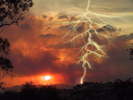 Y la paz divina ha estallado al fin en tormenta...